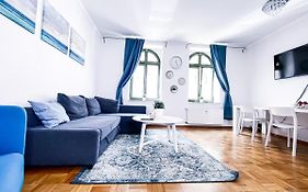 Zentraler Altbau am Clara-Zetkin-Park, RB-Arena um die Ecke, Netflix inklusive